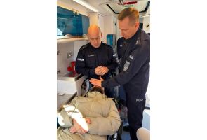 Pokazy obezwładnienia w ambulansie