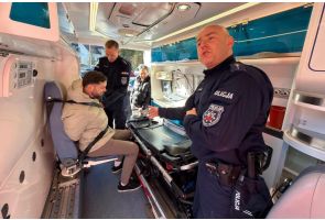 Pokazy obezwładnienia w ambulansie