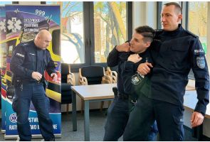 Pokazy obezwładnienia na sali konferencyjnej